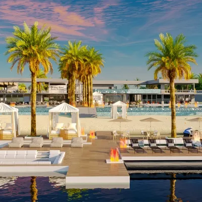 Lazer completo com deck flutuante, 400m de praia, rooftop, pooltop e bar-restaurante completo!